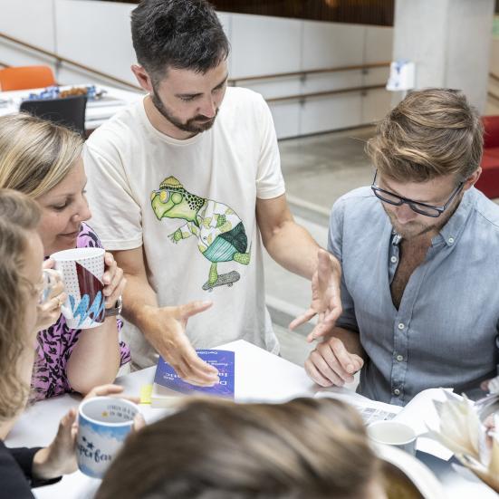 Samtale mellem mennesker.