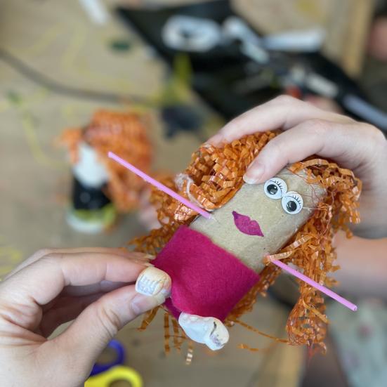 Rulling lavet af toiletrulle og andre genbrugsmaterialer