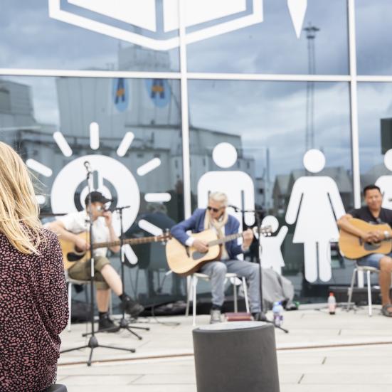 Folk der spiller på guitarer.