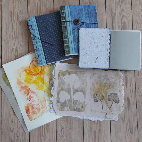 Malet papir og bøger.