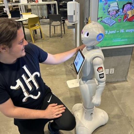 Robotten Norma ses i hyggelig samtale med ITK's medarbejder