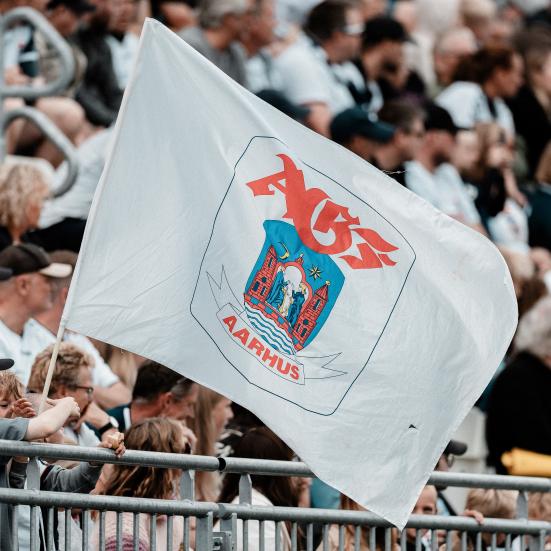 AGF flag der viftes ved publikum til fodboldkamp