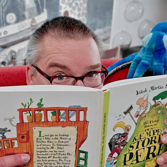 Søren læser højt på Hasle Bibliotek