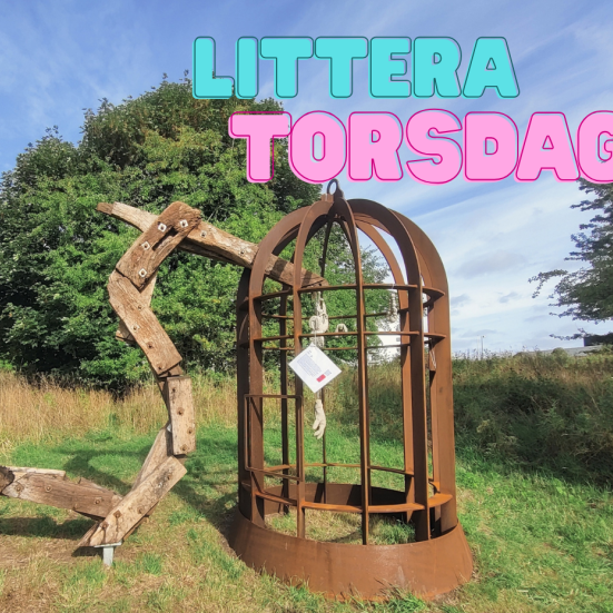 En skulptur med træ og jern