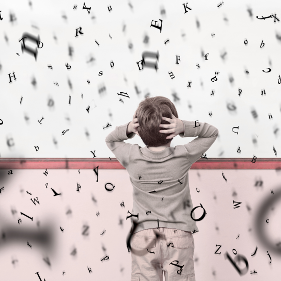 dreng set fra ryggen med bogstaver flyvende omkring sig