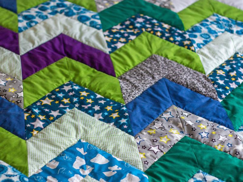 patchworktæppe i grønne og blå farver