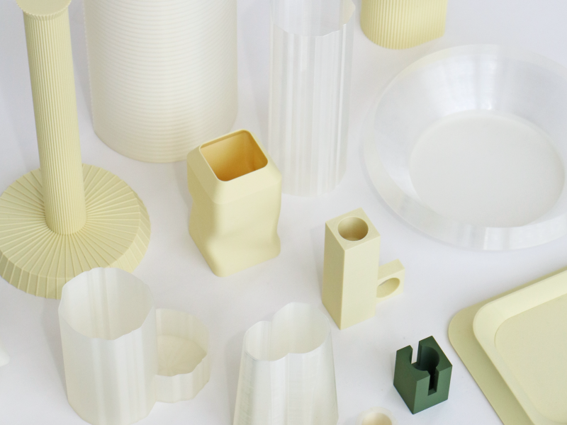 Forskellige 3D printede objekter i mest lyse farver.