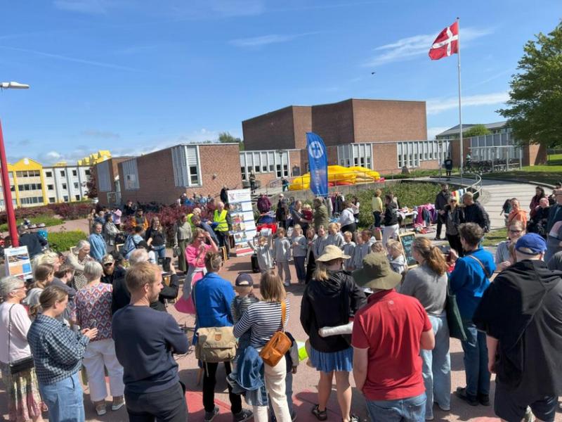 Mennesker på parkeringspladsen ved Herredsvang
