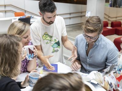 Samtale mellem mennesker.