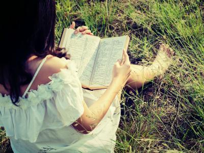 Kvinde der læser i en bog