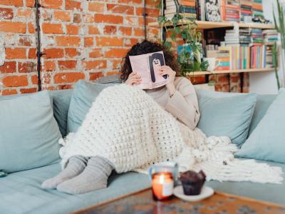 Fotos af https://kaboompics.com/: https://www.pexels.com/da-dk/foto/kvinde-afslappende-sidde-sidning-6632974/