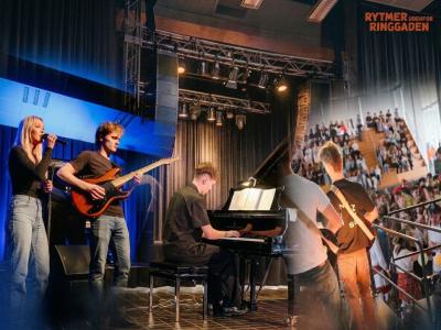 Elever fra Viby Gymnasium spiller livemusik