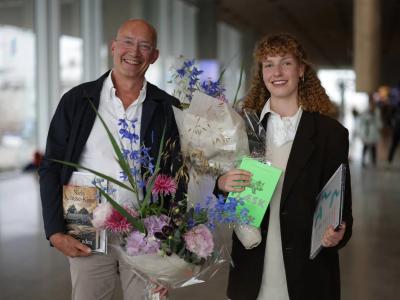 De to prisvindere af Jyllands-Postens litteraturpris med blomster