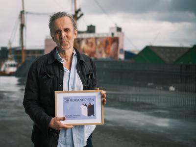 Kim Fupz med DR Romanprisen på Dokk1