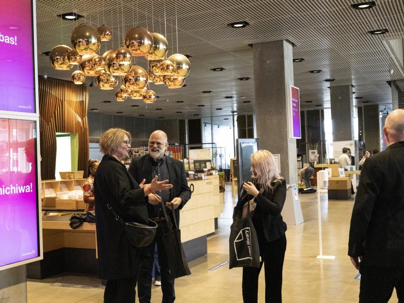 Tre personer taler sammen på Dokk1.