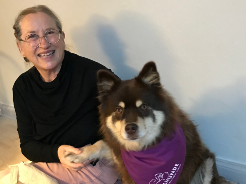 Læsehunden Selma og hundeejer Helle.