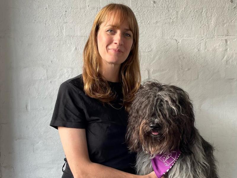 Læsehunden Kalle og hundeejer Cecilie.