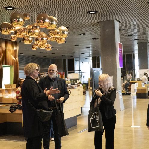 Tre personer taler sammen på Dokk1.