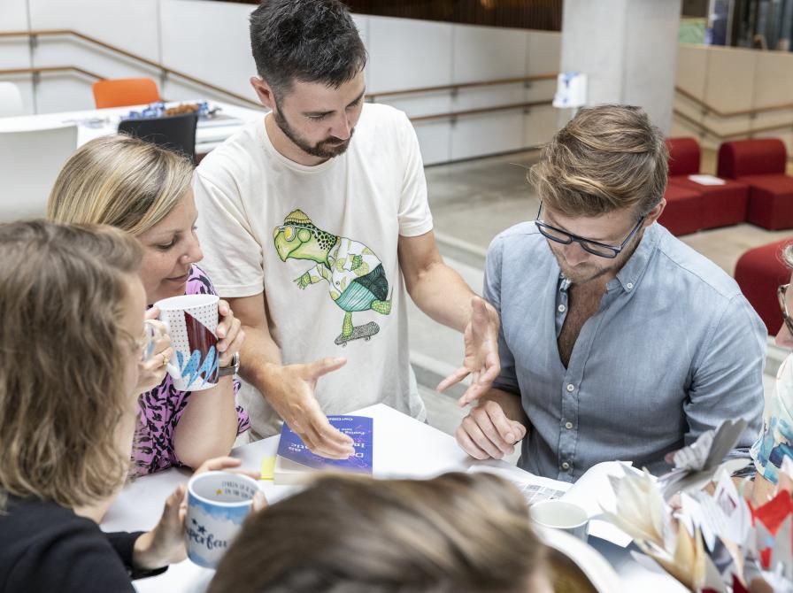 Samtale mellem mennesker.