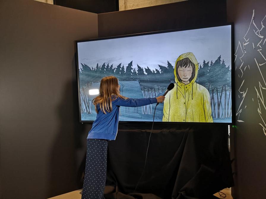 Pige interviewer Fiskepigen i IRIS Lab.