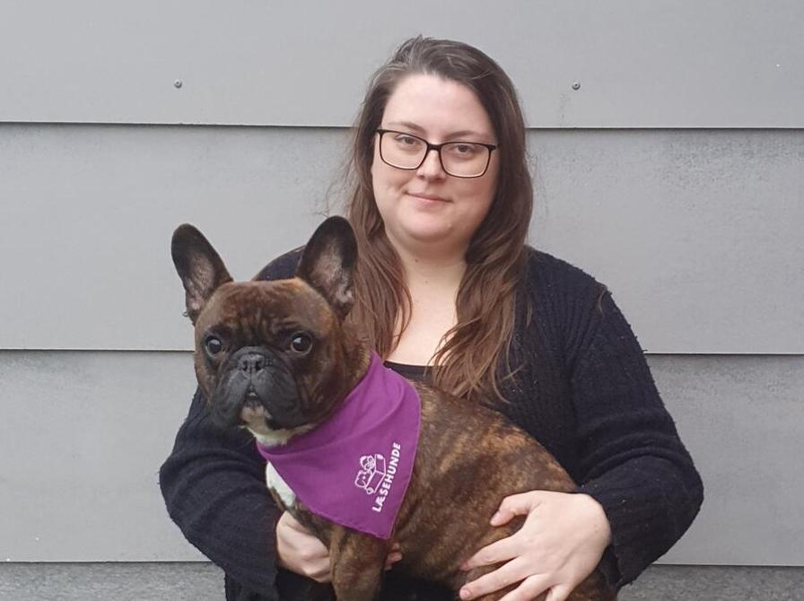 Læsehunden Frej og hundeejer Marie-Louise.