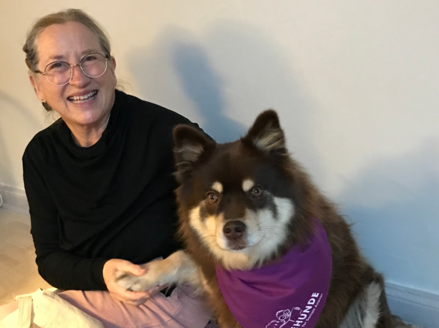Læsehunden Selma og hundeejer Helle.