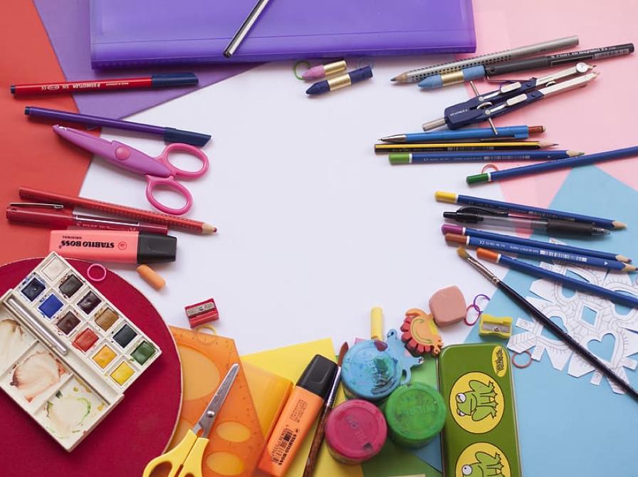 Billede af diverse tegneredskaber