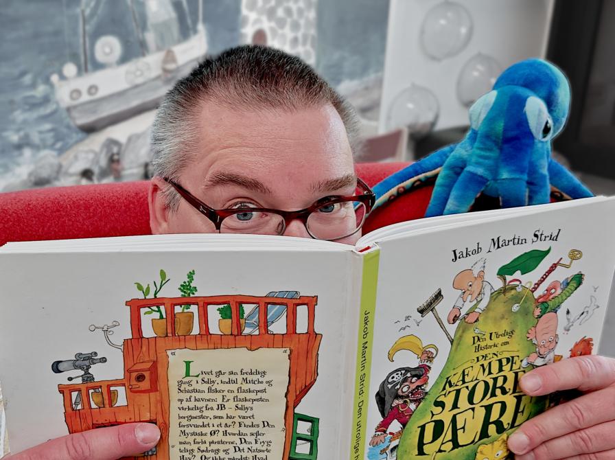Søren læser højt på Hasle Bibliotek