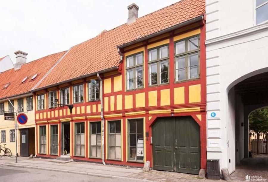 Billedet viser den smukke 1700-tals bindingsværksgård på Klostergade 58 blev fredet i 1970. 