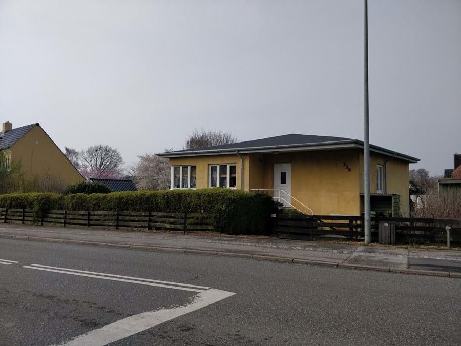 Billede af den gule bungalow
