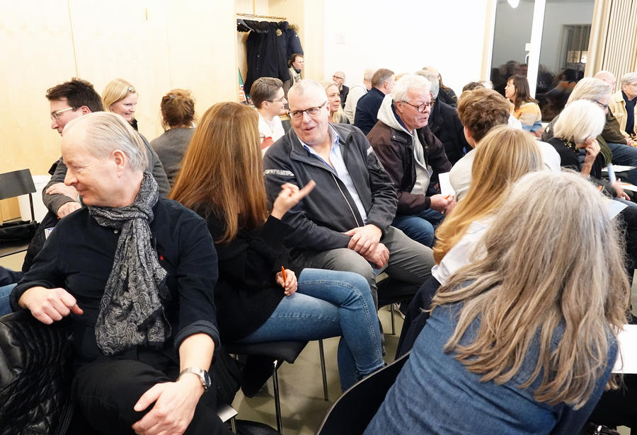 Risskov Bibliotek: Deltagerne taler i mindre grupper
