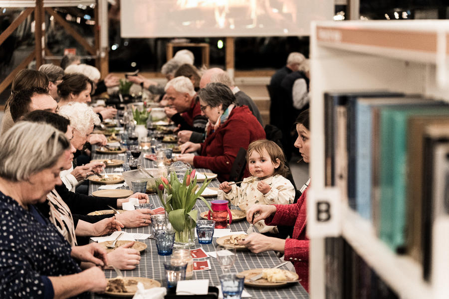 Fællesspisning og samtale på Hovedbiblioteket i Birkerød