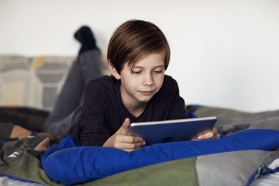 Dreng, der læser på en iPad 