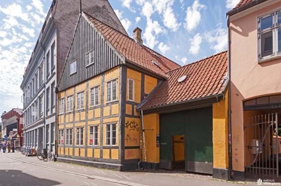 Billedet viser gavlhuset fra 1500-tallet i Mejlgade 25 som i dag er fredet. Fotograf Ib Nicolajsen, 2015, Aarhus Stadsarkiv.