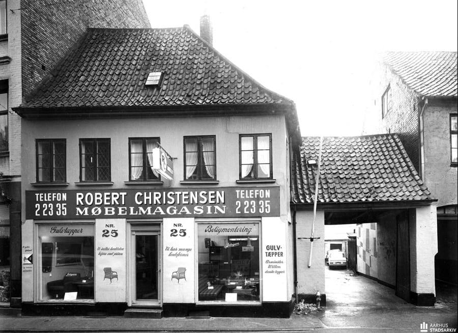 Billedet viser Mejlgade 25 i 1966 med butiksruder og uden den karakteristiske gavl. Fotograf, Poul Pedersen, 1966, Aarhus Stadsarkiv.   