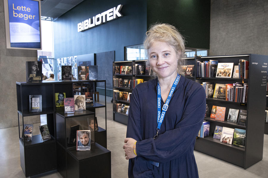 Biblioteksformidler hos Dokk1, Randi Heide, er stolt af det nye område med lette bøger for voksne. Området er en stor succes. 