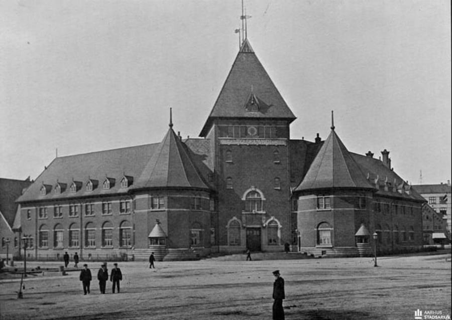 Billedet viser Hack Kampmanns smukke toldkammer fotograferet omkring 1903. Ukendt fotograf, ca. 1903, Aarhus Stadsarkiv.