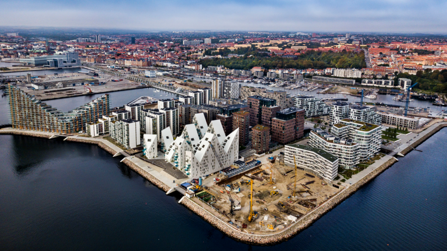  Foto: Luftfoto af Aarhus Ø med det påbegyndte byggeri af Lighthouse i forgrunden. Fotograf: Axel Schütt, 2019, Århus Stiftstidende.