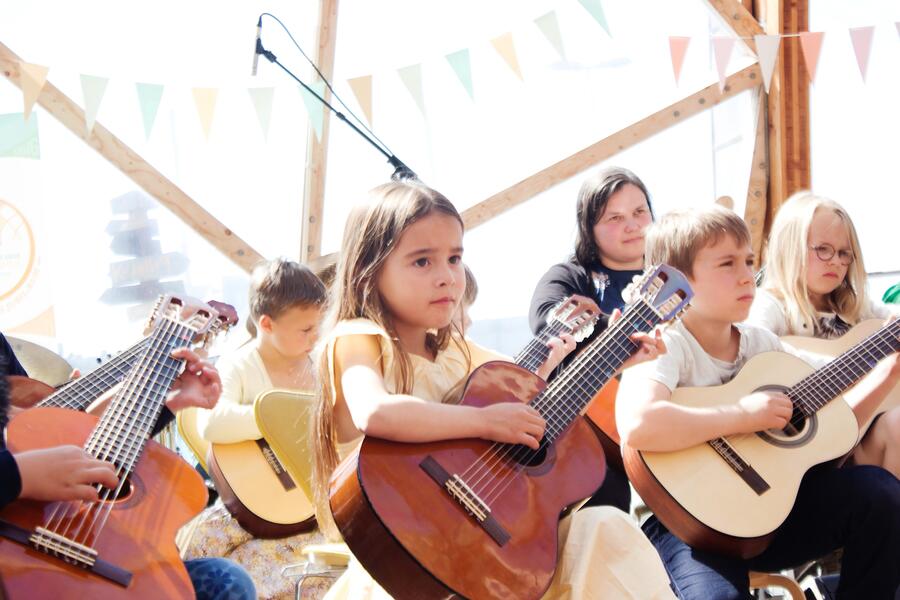 Børn der spiller guitar
