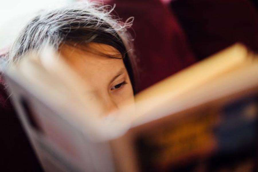 Et barn der læser i en bog