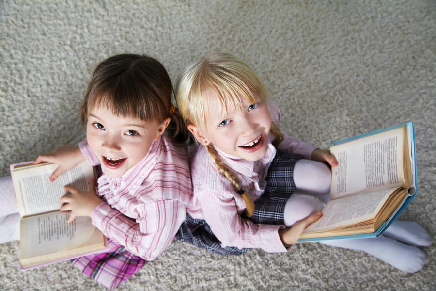 To glade børn bladrer i bøger
