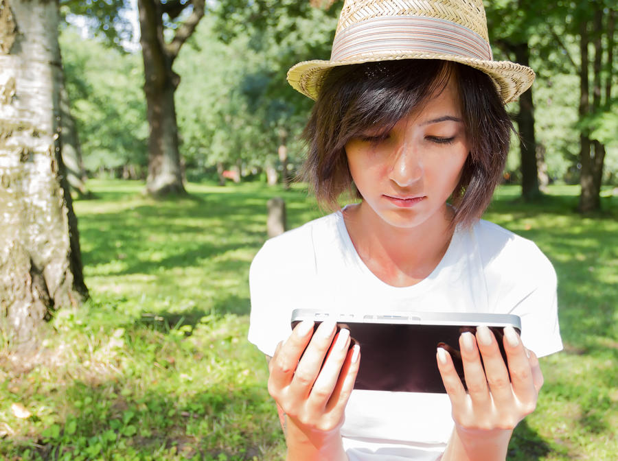 Kvinde der læser på en smartphone