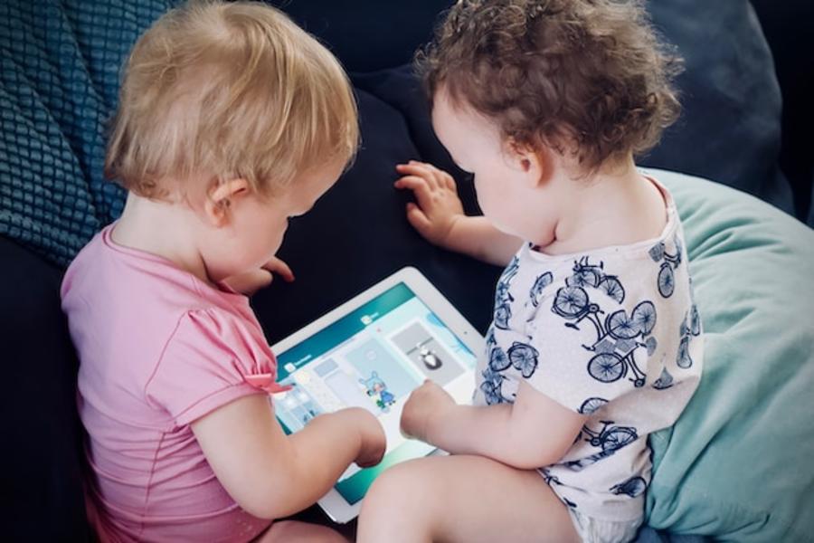To små børn kigger på en e-bog