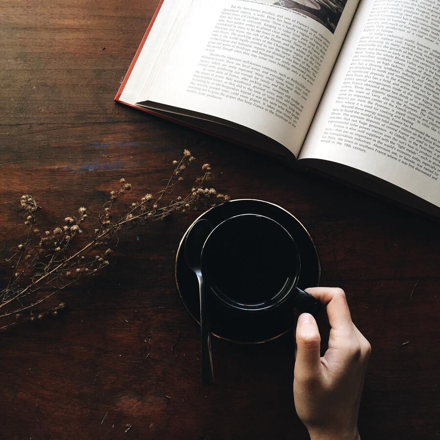 En kop kaffe og en åben bog