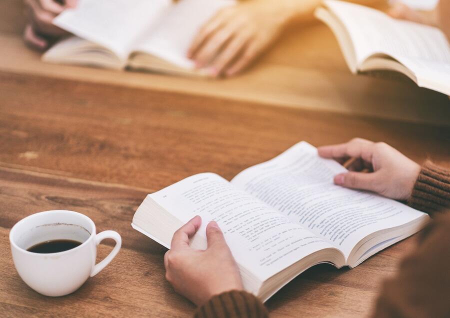 bog og en kop kaffe