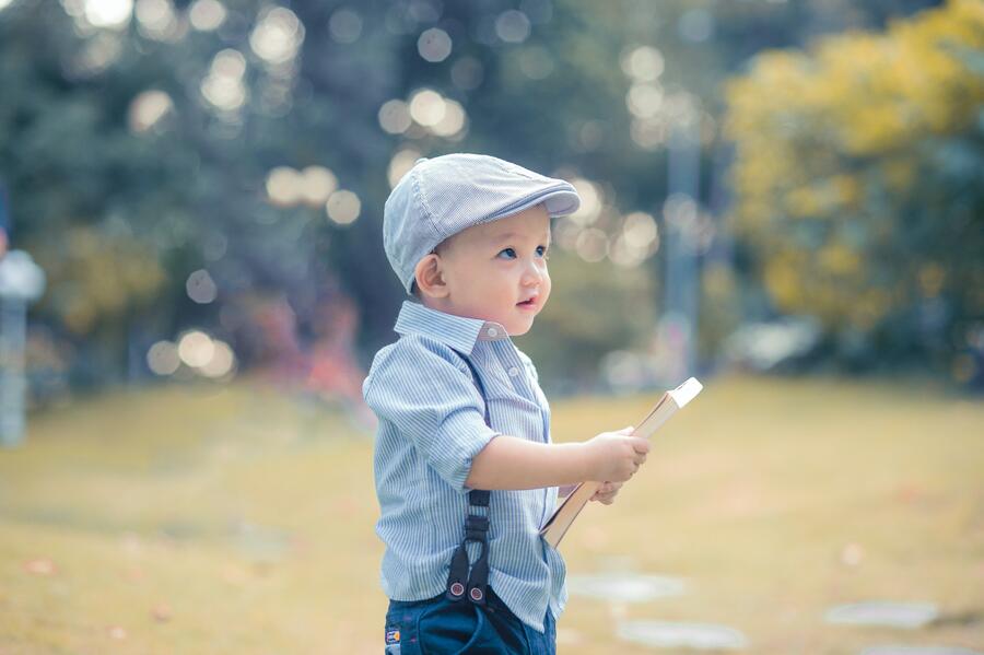 Glad dreng der læser i en bog