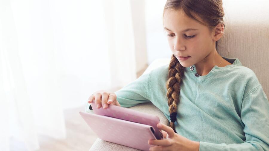 En pige der læser på en tablet